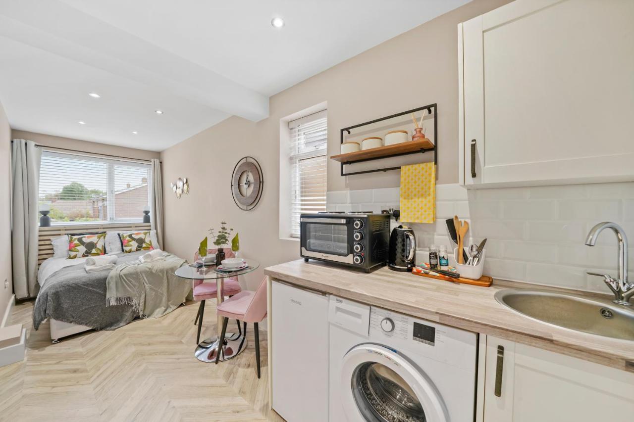 Cosy Heathrow Studios - Parking - Garden Londra Exterior foto