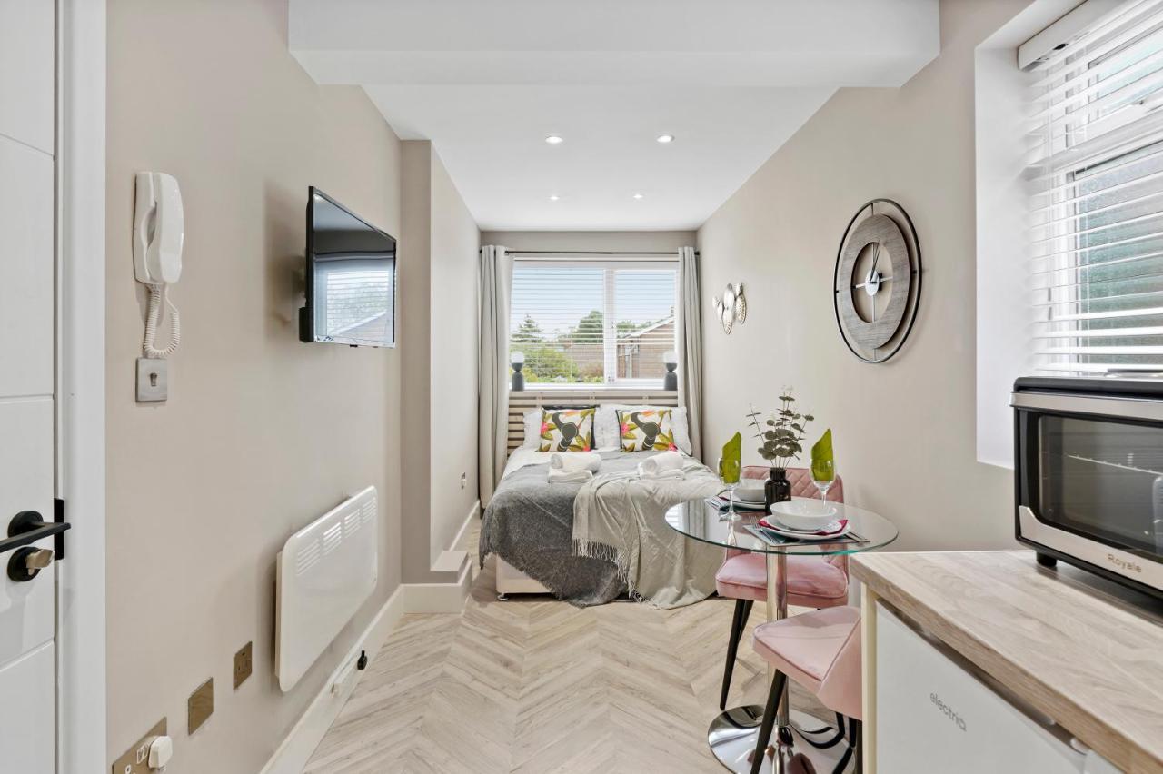 Cosy Heathrow Studios - Parking - Garden Londra Exterior foto